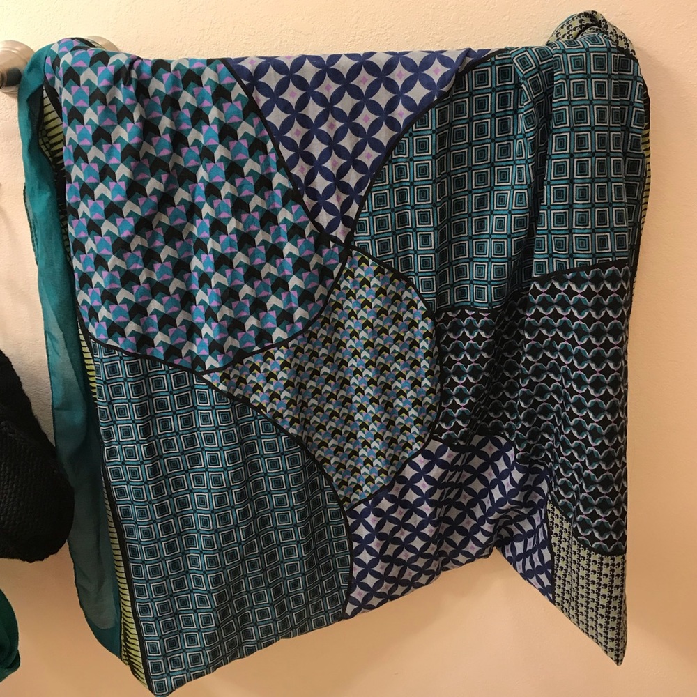 Patterned infinity scarf - Picture 3 of 4